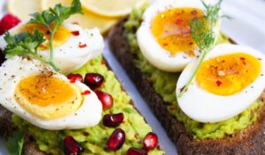 Toast with avocado, egg, and pomegranates, highlighting healthy breakfast ideas for seniors